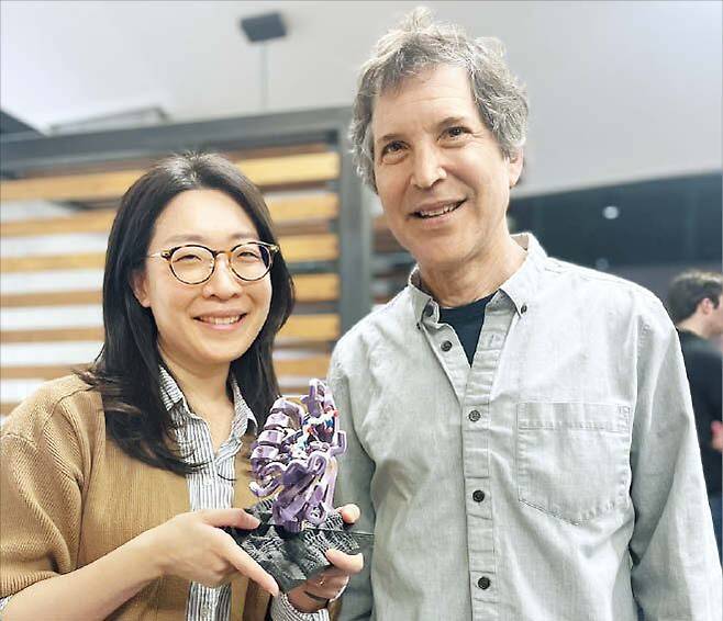 이규리(왼쪽) KAIST 생명과학과 교수가 노벨 화학상 수상자 데이비드 베이커 미국 워싱턴대 교수와 함께 인공 단백질 설계 구조물을 들어 보이고 있다. /KAIST