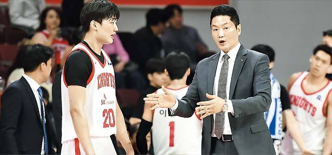프로농구 SK 전희철(오른쪽) 감독이 지난 8일 정관장과의 정규리그 최종전에서 김명진에게 작전을 지시하고 있다. 경기가 끝나고 SK가 고의로 패배했다는 이른바 ‘탱킹’ 논란이 제기됐다. /KBL