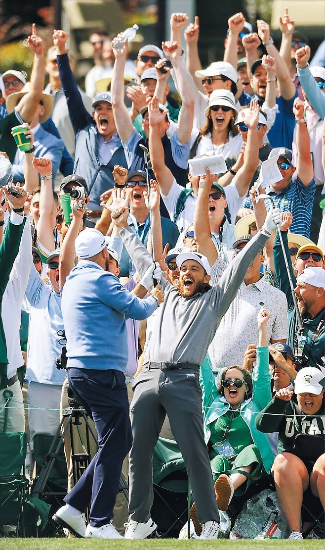 홀인원에 두 팔 번쩍 지난 8일 미국 조지아주 오거스타 내셔널 골프클럽에서 열린 마스터스 토너먼트 ‘파3 콘테스트’에 참여한 토미 플리트우드(잉글랜드)가 4번 홀에서 홀인원에 성공하자 두 팔을 활짝 펼쳐 환호하고 있다. 플리트우드는 이날 로리 매킬로이(북아일랜드)와 셰인 라우리(아일랜드)까지 세 가족이 한데 어울려 즐거운 분위기를 연출했다. /EPA 연합뉴스