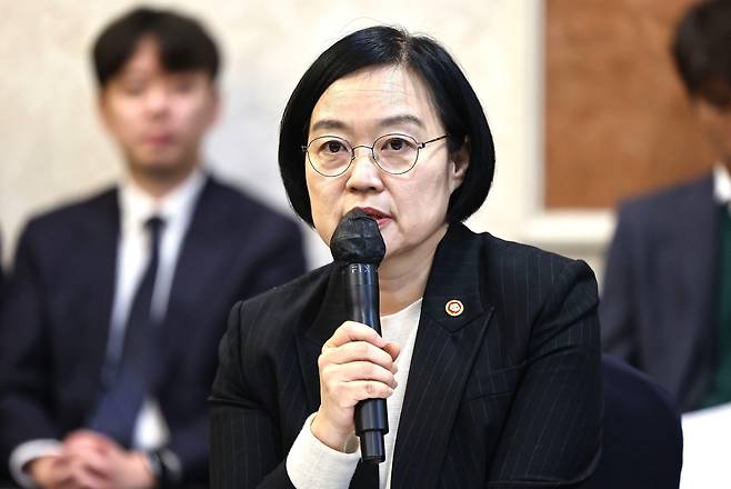 내수 위축의 여파로 중소기업과 자영업자가 대출금을 갚지 못해 연체하는 사례가 급증하고 있다. 사진은 중소기업 정책을 담당하는 한성숙 중소벤처기업부 장관이 지난 3월 26일 한 간담회에서 발언하는 모습./뉴스1