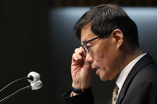 이창용 한국은행 총재가 10일 서울 중구 한국은행 본관에서 열린 금융통화위원회 본회의 후 기자간담회에서 발언을 준비하고 있다. /뉴스1, 사진공동취재단