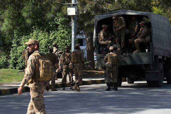 10일 미국과 이란의 협상을 하루 앞두고 회담이 열리는 파키스탄 이슬라마바드 경비가 강화된 모습./ EPA 연합뉴스
