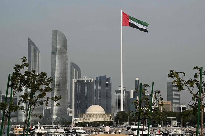 지난 1월 아랍에미리트(UAE) 수도 아부다비에서 UAE 국기가 펄럭이고 있다. /AFP 연합뉴스
