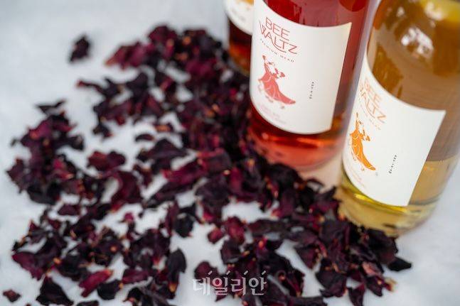 춘천에서 양봉업을 하는 청년농업인 권순연 미더리봉자 대표는 꿀과 장미를 사용한 술을 빚어 새로운 시장을 창출하고 있다. 우리나라 양봉업과 장비는 이미 세계 수준이다. 농촌진흥청의 꾸준한 연구개발도 양봉과 장미에서 두각을 나타내고 있다. 사진은 미더리봉자의 장미술과 주 재료 중 하나인 식용 장미. ⓒ데일리안 배군득 기자