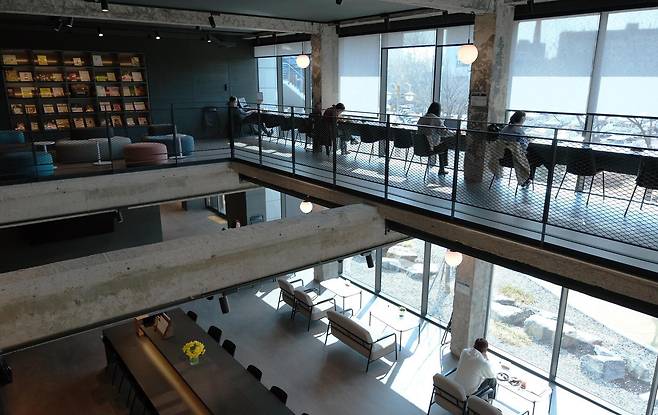 옛 중학교 건물을 북카페형 복합문화공간으로 꾸민 수원 ‘지관서가’에서 시민들이 독서와 휴식을 즐기고 있다. 경기관광공사 제공