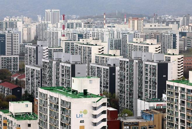 9일 오전 서울 노원구 상계동 일대 아파트가 보이고 있다. 9일 한국부동산원에 따르면 3월 다섯째 주 기준 관악구(0.26%), 구로구(0.24%), 노원구(0.24%) 등 서울 외곽 지역은 서울 아파트 평균 상승률인 0.12%의 두 배가 넘는 가파른 오름세를 기록했다. 다주택자 매물이 늘어난 강남권 등 상급지는 급매가 쏟아지며 가격이 하락한 반면, 서울 외곽지에는 매수세가 몰리며 가격이 급등하는 양상이다. 2026.04.09 뉴시스