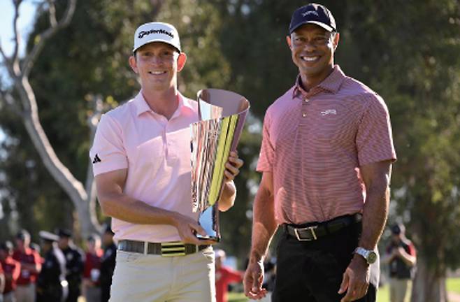 타이거 우즈(오른쪽)가 교통사고 한 달쯤 전인 2월 23일 미국 캘리포니아주 퍼시픽 팰리세이즈의 리비에라CC에서 열린 PGA투어 제네시스 인비테이셔널 시상식에서 우승자인 제이콥 브리지먼에게 우승 트로피를 전한 뒤 환하게 웃고 있다. /사진 AFP연합