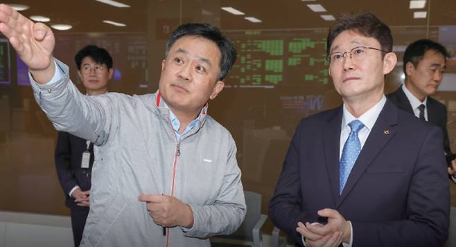 박윤영 KT 대표가 3월 31일 취임 직후 첫 공식 일정으로 경기도 과천에 있는 KT 네트워크관제센터를 찾아 네트워크 인프라 현황을 점검하고 있다. /사진 KT