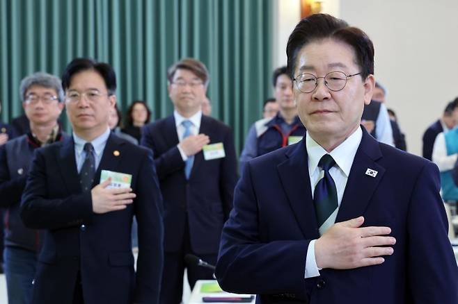 이재명 대통령이 10일 청와대에서 열린 민주노총 초청 간담회에서 국민의례를 하고 있다. 뉴시스