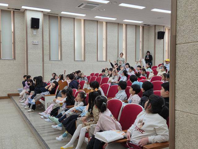 7일 서울 동작구 영화초등학교 열린 '체험형 아동 안전 역할극' 프로그램에 참여한 학생들이 강사의 설명에 손을 들어 답하고 있다. 남병진 기자