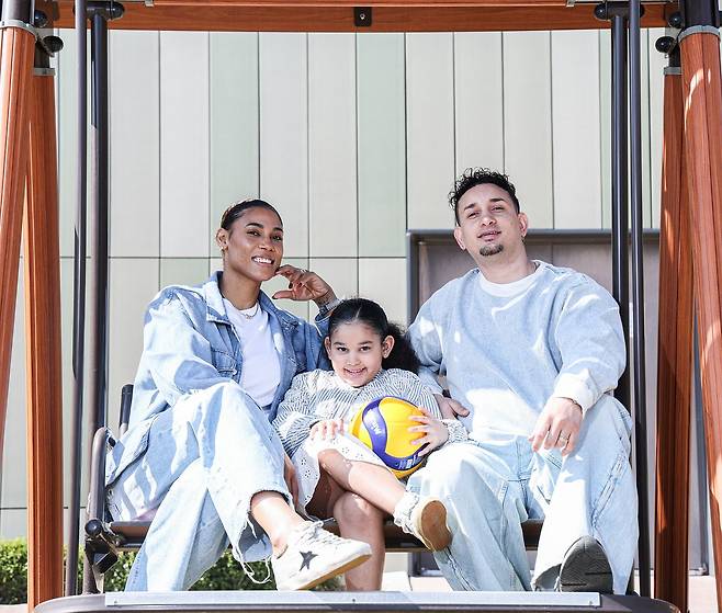 GS칼텍스 지젤 실바가 딸 시아나, 남편 루이스와 챔피언결정전 우승의 기쁨을 만끽하고 있다. 실바의 맹활약 뒤에는 육아를 전담한 남편의 헌신이 있었다. 가평=김경록 기자