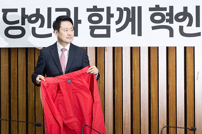 장동혁 국민의힘 대표가 11일 서울 여의도 국회에서 열린 지역발전 영입 인재 환영식에서 영입 인재들에게 입혀줄 점퍼를 들고 있다. 뉴스1