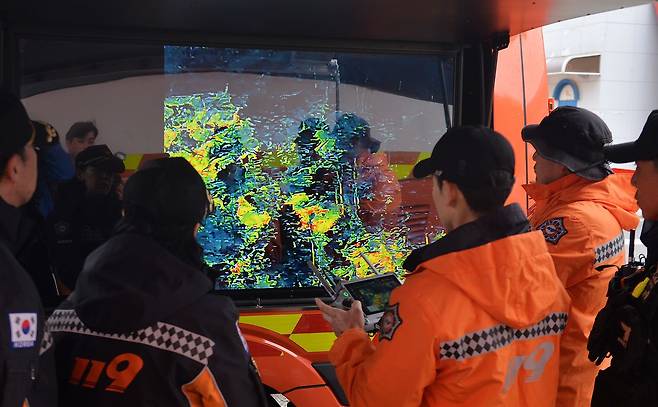 대전 오월드(동물원)에서 늑대 한 마리가 탈출한 가운데 9일 현장에 출동한 119 소방대원들이 열화상 카메라가 탑재된 드론을 활용해 늑대의 위치를 수색하고 있다. 지난 8일 탈출한 늑대는 지난 2024년에 태어난 생후 2년 된 수컷으로 무게는 약 30kg이며, 사파리에서 땅을 파고 탈출했다.김성태 객원기자