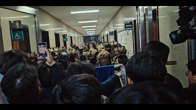 12·3 비상계엄 사태를 다룬 다큐멘터리 '란 12.3'의 한 장면. 사진 NEW