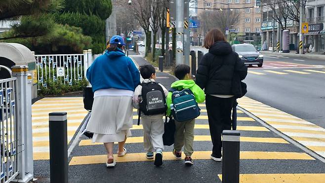 대전 중구 오월드에서 탈출한 늑대 ‘늑구’의 행방이 사흘째 묘연한 10일 오후 오월드 인근 한 초등학교로 학생들을 마중나온 학부모들이 손을잡고 집으로 향하고 있다. 김성태 객원기자