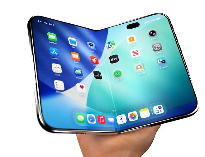 IT 팁스터(정보유출자) 애플트랙(appltrack)이 최근 유튜브를 통해 공개한 아이폰 폴드 콘셉트 이미지다. 사진=유튜브 캡처