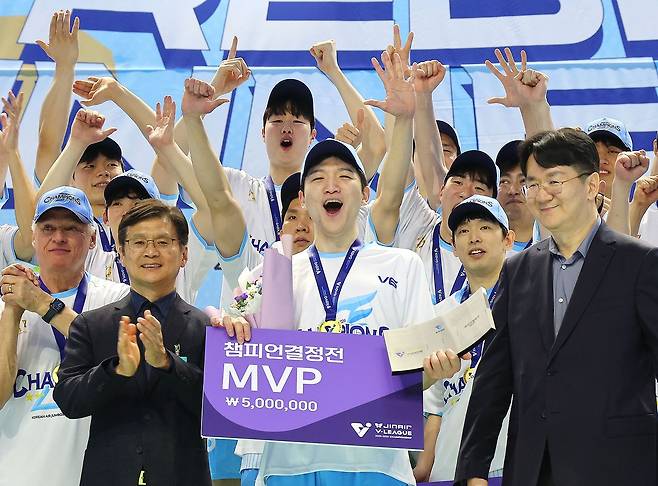 챔피언결정전 MVP 차지한 정지석 (인천=연합뉴스) 임순석 기자 = 10일 인천 계양체육관에서 열린 프로배구 2025-2026 V리그 남자부 챔피언결정전 시상식에서 MVP를 차지한 대한항공 정지석이 기뻐하고 있다. 2026.4.10 soonseok02@yna.co.kr (끝) 〈저작권자(c) 연합뉴스, 무단 전재-재배포, AI 학습 및 활용 금지〉