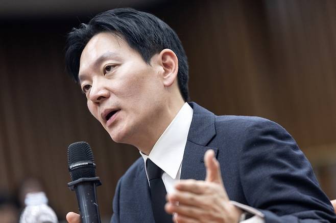 '쌍방울 대북 송금' 사건을 수사했던 박상용 검사가 7일 서울 여의도 국회에서 국민의힘 '윤석열정권 정치검찰 조작기소 의혹사건 진상규명' 국정조사특별위원회 위원단 주최로 열린 더불어민주당의 공소취소·재판조작 진상규명 청문회에 증인으로 출석해 의원 질의에 답변하고 있다. /뉴스1