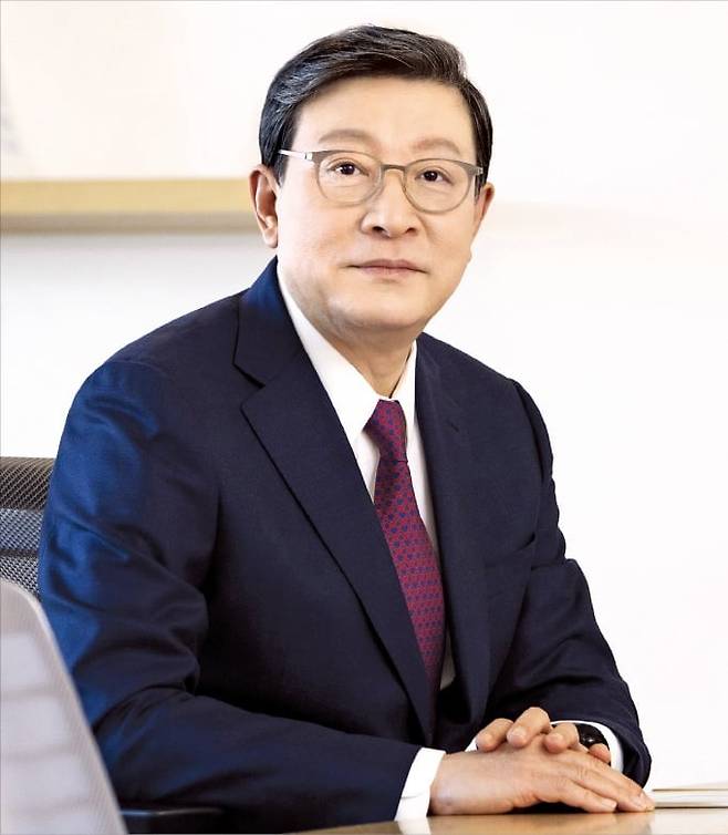 허태수 GS그룹 회장이 서울 역삼동 그룹 본사 사무실에서 기념사진을 찍고 있다. GS그룹 제공