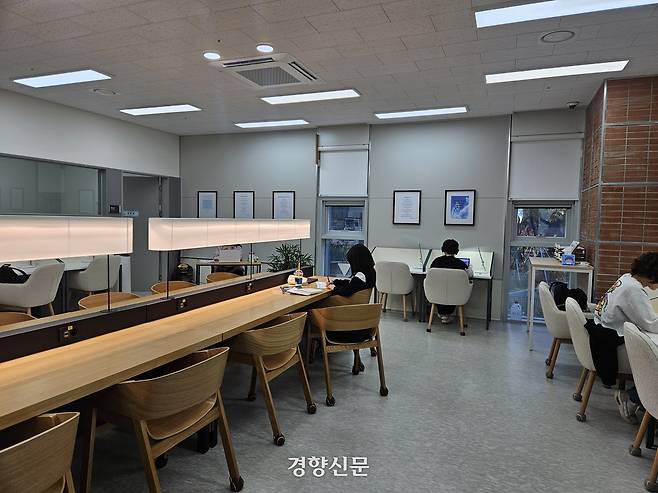 경기 포천에 개소한 EBS자기주도학습센터에서 지난 6일 학생들이 공부하고 있다. 김송이 기자