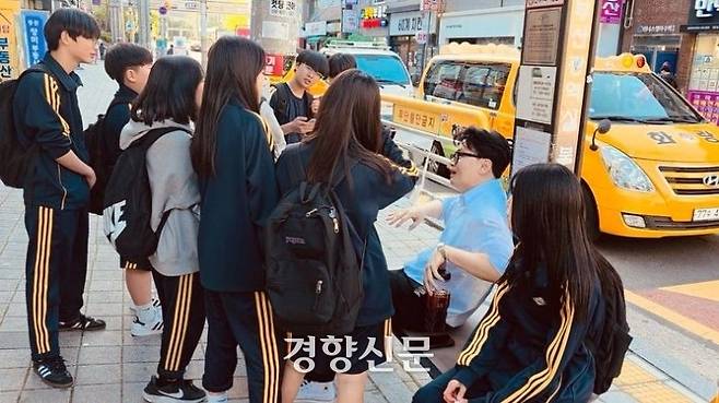 한동훈 전 국민의힘 대표가 지난 8일 부산 북구에서 학생들과 대화를 하고 있다. 한동훈 전 대표 인스타그램 갈무리