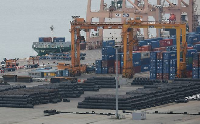 경기 평택시 평택항에 철강 제품이 쌓여 있다. 연합뉴스