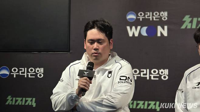 주영달 DN 수퍼스 감독이 10일 오후 5시 서울 종로구 롤파크 LCK 아레나에서 열린 ‘2026 LCK’ 정규시즌 1라운드 T1과의 경기에서 패한 뒤 기자회견에서 발언하고 있다. 김영건 기자