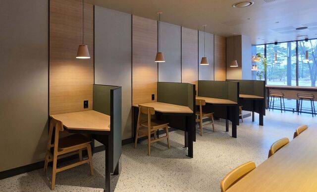 스타벅스가 카공족을 위한 ‘포커스 존’ 도입 매장을 확대하고 있다. 위는 한양대에리카점. 아래는 세종대점. 두 매장 모두 대학생 방문객이 많다는 점을 고려해 전체 공간의 절반 정도를 포커스 존으로 구성했다. 스타벅스 코리아 제공