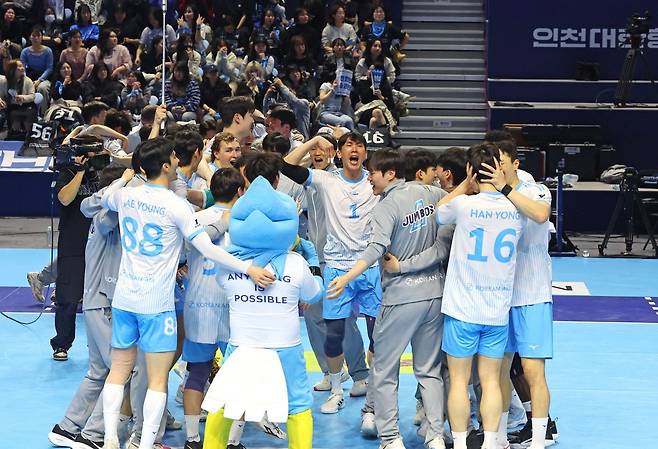 통합우승을 달성한 대한항공 선수들. 연합뉴스