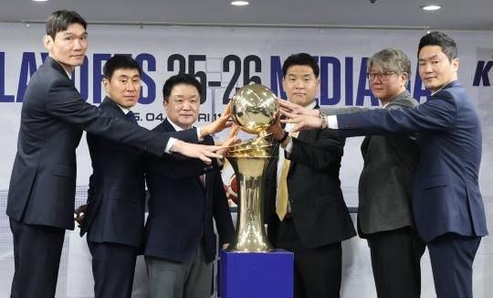 '트로피는 어느 팀에게로'. / 사진=연합뉴스