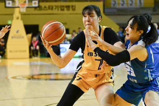 여자프로농구 청주 KB와 아산 우리은행의 경기 장면. / 사진=연합뉴스