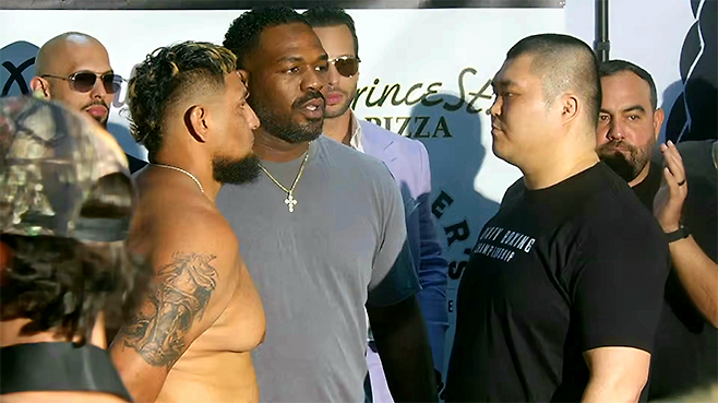 스티브 거롤러와 이승준이 2026년 4월 DBX 6 공개 계체 행사에서 마주 보고 있다. 가운데는 UFC의 제23대 헤비급 및 제12·14대 라이트헤비급 챔피언 존 존스. 사진=Dirty Boxing Championship