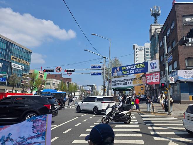 서울의 한 도로에 기초연금 관련 정당 현수막이 걸려 있다./사진=박광범 기자