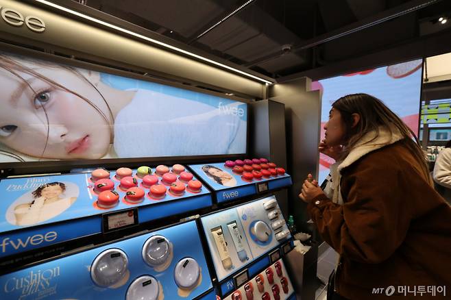 지난달 27일 서울 중구 명동의 한 화장품 가게에서 외국인 관광객이 화장품을 체험하고 있다. /사진=뉴스1 /사진=(서울=뉴스1) 이종수 인턴기자