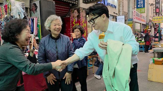 지난 8일 부산 북갑에 위치한 구포시장에 방문해 상인들과 인사를 나누고 있는 한동훈 전 국민의힘 대표. /사진=한동훈 측 제공