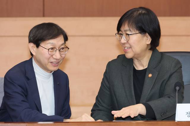 정은경 보건복지부 장관(오른쪽)과 김성주 국민연금공단 이사장이 지난 3월 5일 서울 종로구 정부서울청사 별관에서 열린 2026년도 제2차 국민연금기금운용위원회에서 대화하고 있다. 연합뉴스
