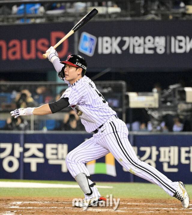 2026년 4월 1일 오후 서울 잠실구장에서 '2026 신한 SOL KBO리그' KIA 타이거즈와 LG 트윈스의 경기.LG 홍창기가 6회말 1사 1루서 2루타를 치고 있다./마이데일리