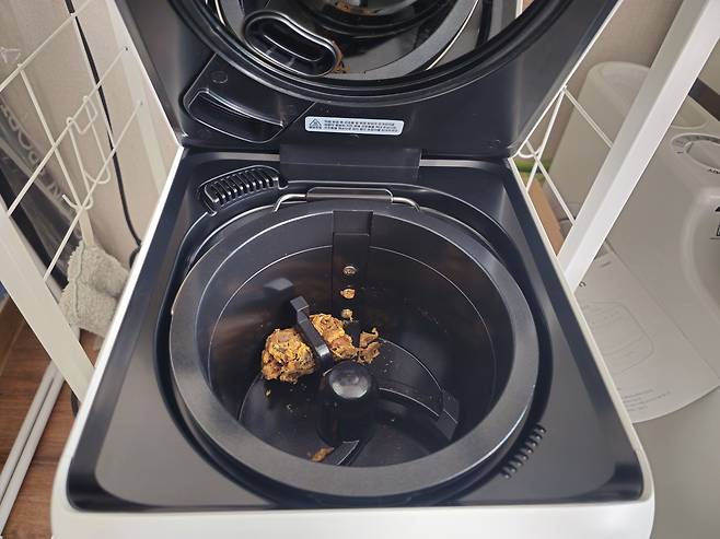 쾌속모드 후 처리된 음식물 쓰레기. 휴롬 음식물처리기 2세대는 500g 이하의 소량 쓰레기를 3시간 내에 처리한다. 최은지 기자.