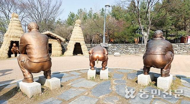 화장실문화공원엔 배변을 소재로 한 여러 조형물이 있다. 수원=김원철 프리랜서 기자