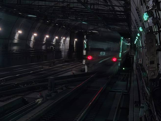 퇴근길 직장인들이 몰린 지난 9일 오후 서울지하철 7호선 가산디지털단지역. 승객들을 태운 석남행 열차가 다음 역으로 향하고 있다. 김동환 기자.