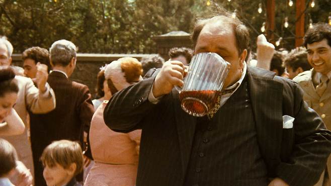 피처째로 와인을 마시는 클레멘자. SHOT·CAFE