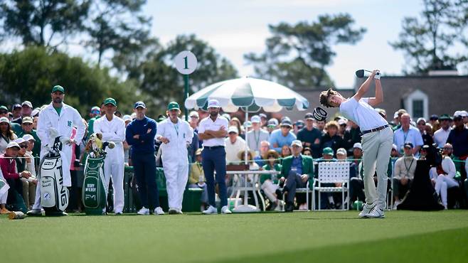 메이슨 하월이 1번 홀 티샷을 하는 순간 모자가 벗겨지고 있다. 마스터스 공식 홈페이지