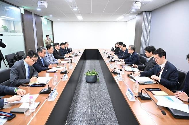 조현 장관과 대한석유협회 및 정유업계 관계자들이 10일 만나 호르무즈 해협 통항 불안에 따른 원유 수급 대응 방안을 논의하고 있다. 정부는 중동발 공급 차질 가능성에 대비해 대체 수입선 확보와 수입선 다변화에 나섰다. 외교부 제공 연합뉴스