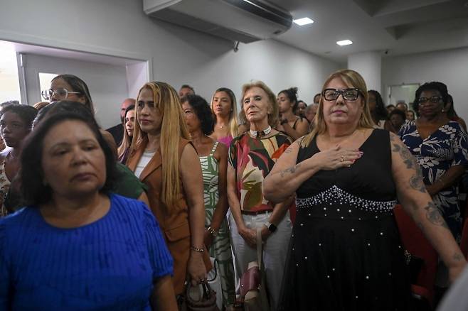 BRAZIL-WOMEN-VIOLENCE - 27일(현지시간) 브라질 리우데자네이루 주 상곤살루 시의회에서 열린 여성의 날 추모식에 참석한 여성들이 ‘여성 살해’ 피해 여성들을 추모하고 있다. 2026.3.27 상곤알루 AFP 연합뉴스