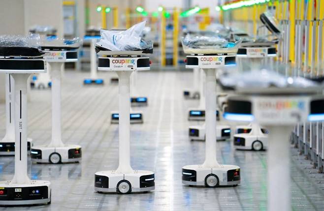 쿠팡 물류센터에서 로봇이 비닐로 포장된 택배를 나르는 모습./사진제공=쿠팡