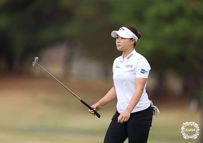 퍼팅을 마치고 이동하고 있는 김민솔. 사진 제공=KLPGA