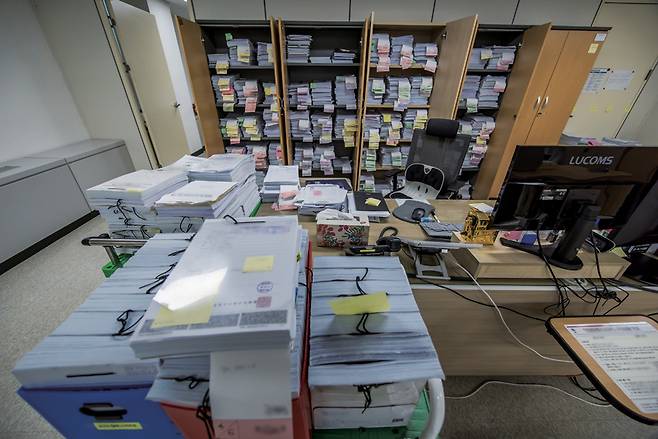 안미현 대전지검 천안지청 부부장검사(사법연수원 41기)의 집무실에 사건 기록이 쌓여 있다. ⓒ시사저널 최준필