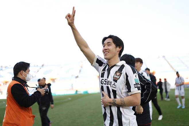 서울과 전북이 11일 서울월드컵경기장서 올 시즌 첫 맞대결을 펼친다. 지난 시즌까지 전북서 서울 킬러로 활약하다 올 시즌 서울로 이적한 송민규의 활약 여부에 승패가 갈릴 것으로 보인다. 사진제공│한국프로축구연맹