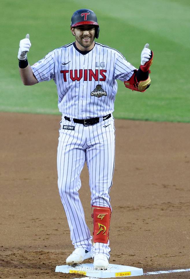 LG 오스틴 딘이 지난 1일 KIA전에서 1회말 좌전 안타를 날리고 기뻐하고 있다. /사진=김진경 대기자