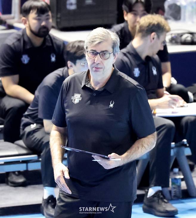 현대 블랑감독이 10일 인천 계양체육관에서 열린 진에어 2025-2026 V리그 챔피언결정전 대한항공과 현대캐피탈 5차전 에서 코트를 응시하고 있다. /사진=강영조 선임기자